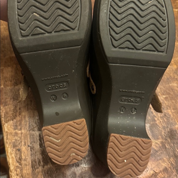 CROCS- Sarah Mule Clogs with a brown strap, EUC - Picture 5 of 8